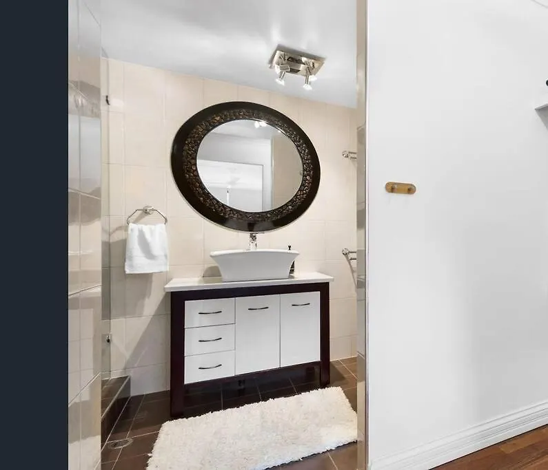 קאירנס Aquarius Waterfront Apartment אוסטרליה